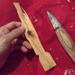 削り始める前のソメイヨシノの木片とナイフ
