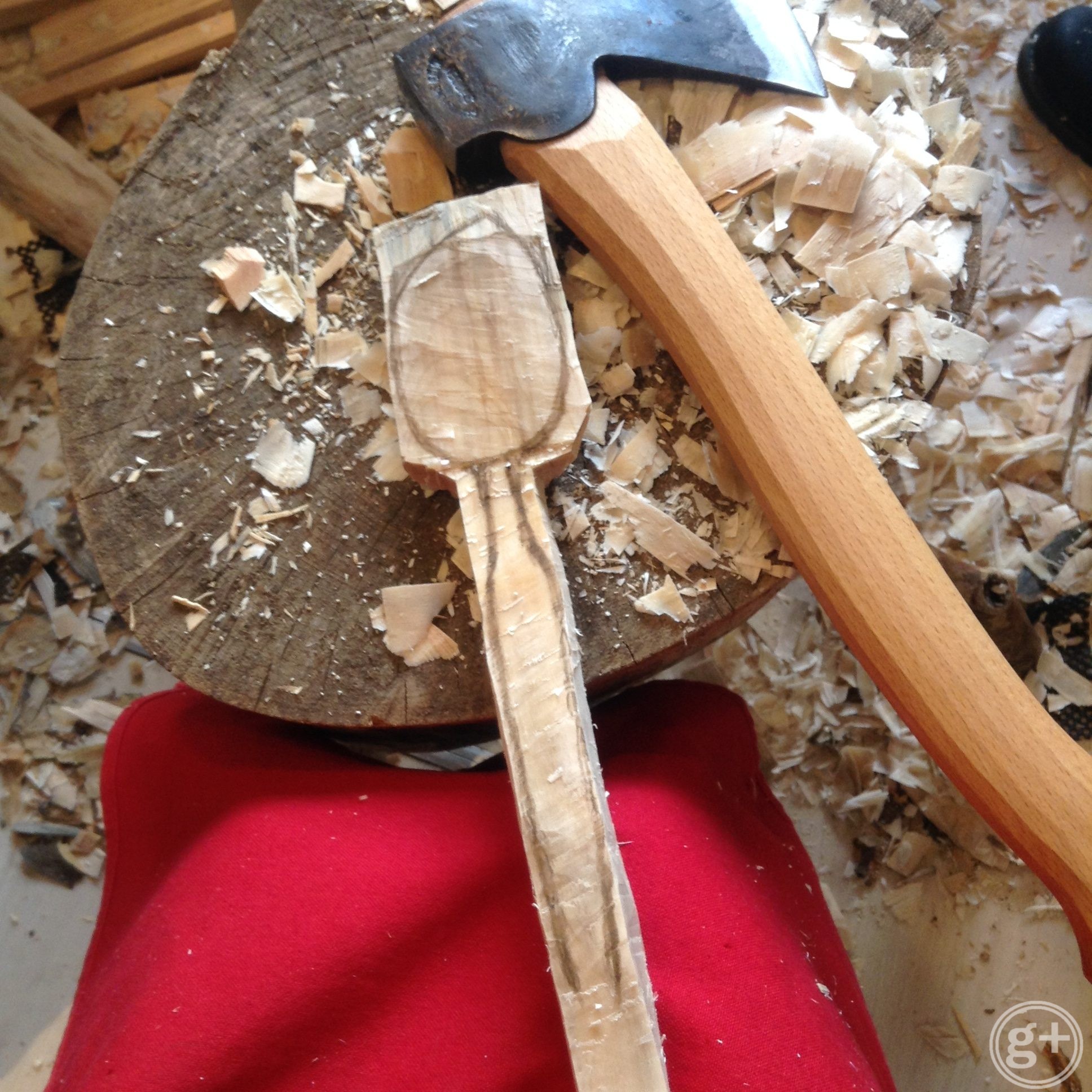 はつり台の上に置いてある、手斧とスプーンをつくるために荒木取りした材